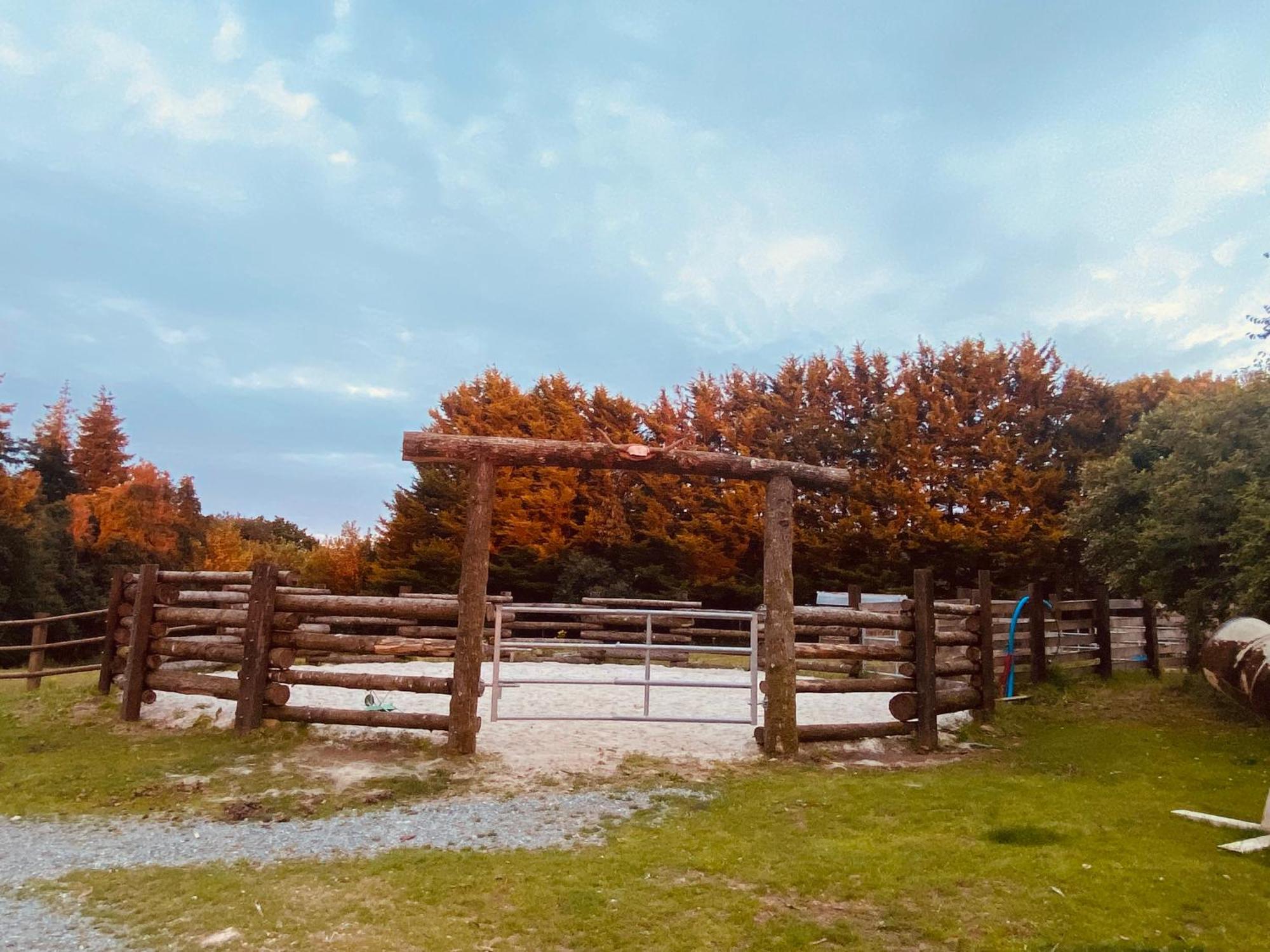 Ferienwohnung Escapade Dans Un Ranch Le Sourn Exterior foto